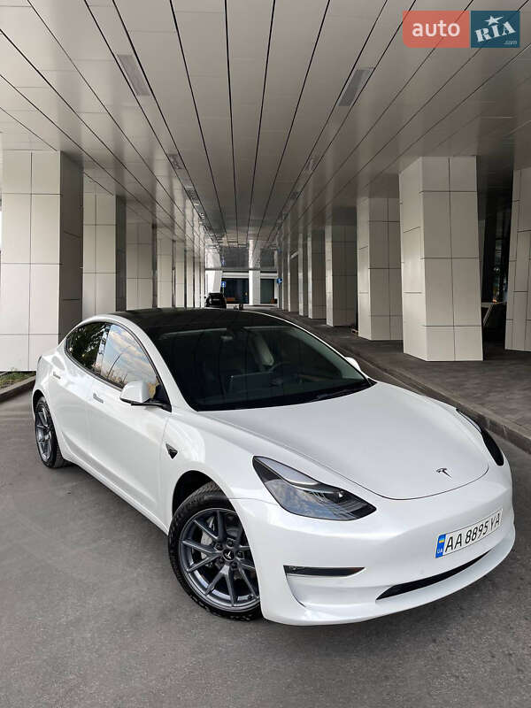 Седан Tesla Model 3 2022 в Львове