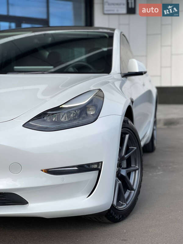 Седан Tesla Model 3 2022 в Львове