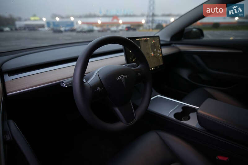 Седан Tesla Model 3 2023 в Ужгороде