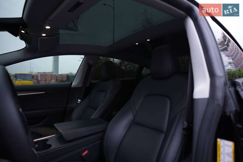 Седан Tesla Model 3 2023 в Ужгороде