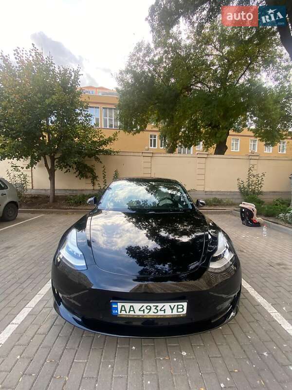 Седан Tesla Model 3 2018 в Одесі