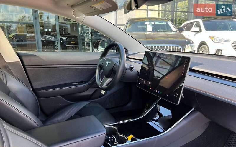 Седан Tesla Model 3 2019 в Івано-Франківську