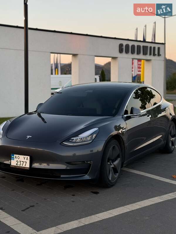 Седан Tesla Model 3 2020 в Мукачево