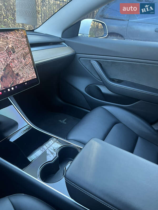 Седан Tesla Model 3 2019 в Ужгороді