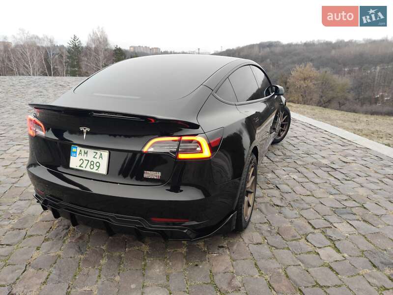 Седан Tesla Model 3 2022 в Житомирі