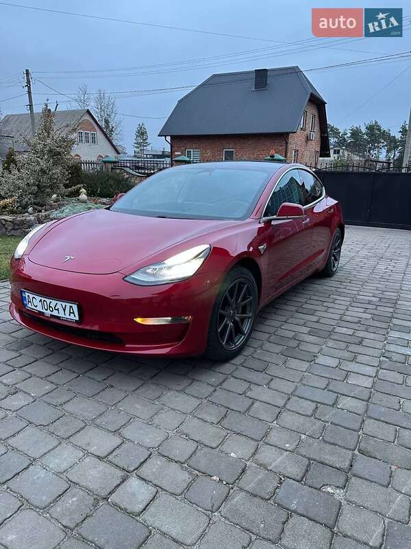 Седан Tesla Model 3 2018 в Маневичах