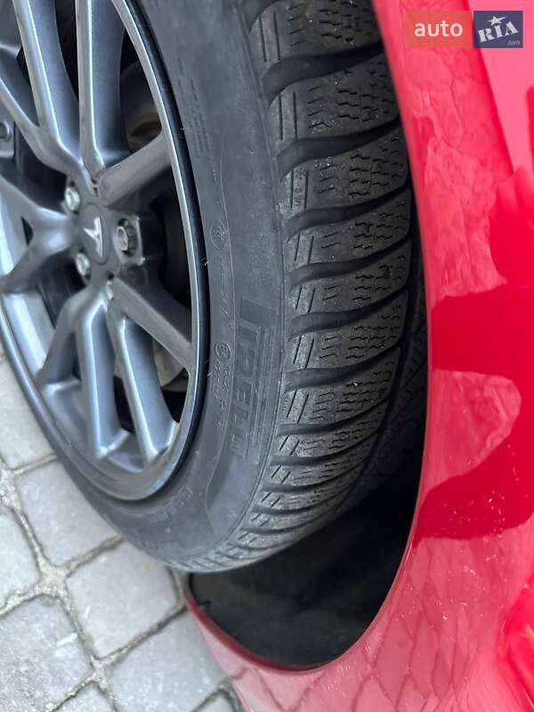 Седан Tesla Model 3 2018 в Маневичах