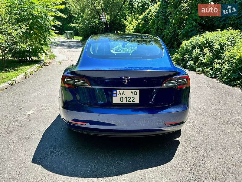 Седан Tesla Model 3 2021 в Киеве