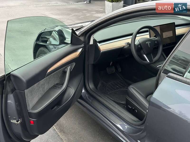 Седан Tesla Model 3 2023 в Рівному