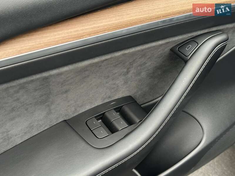 Седан Tesla Model 3 2023 в Рівному