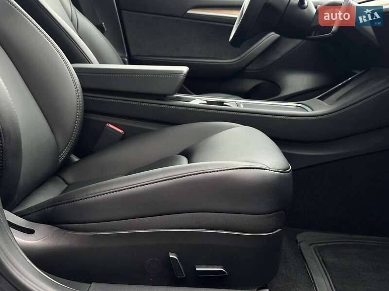 Седан Tesla Model 3 2023 в Рівному