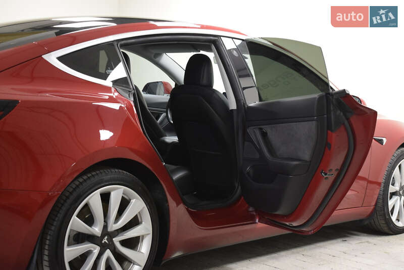 Седан Tesla Model 3 2019 в Ужгороді