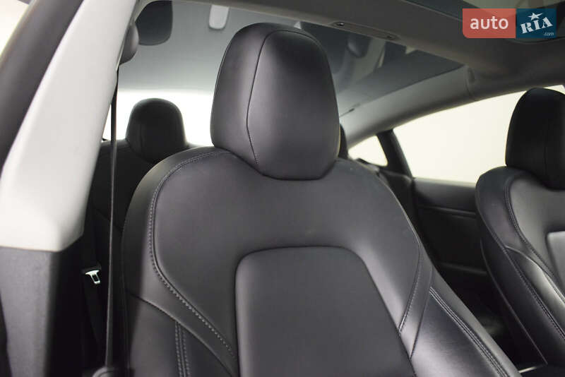 Седан Tesla Model 3 2019 в Ужгороді