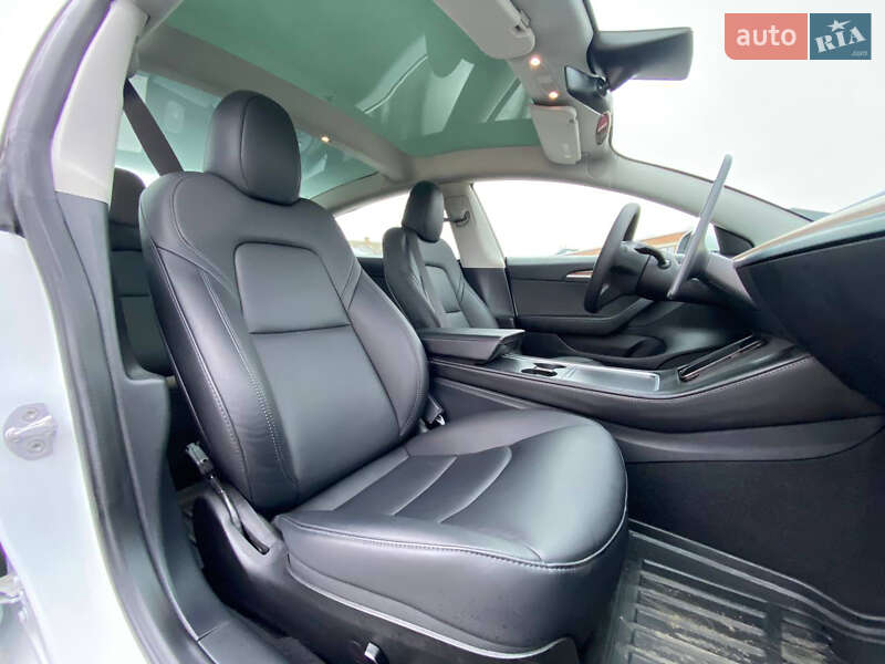 Седан Tesla Model 3 2023 в Рівному