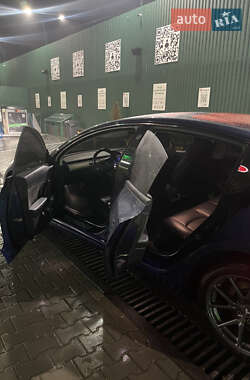 Седан Tesla Model 3 2018 в Чернівцях