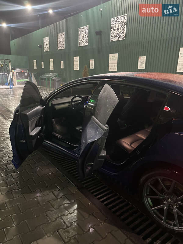 Седан Tesla Model 3 2018 в Черновцах