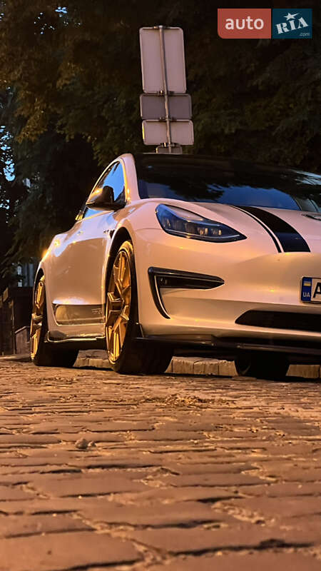 Седан Tesla Model 3 2019 в Ирпене