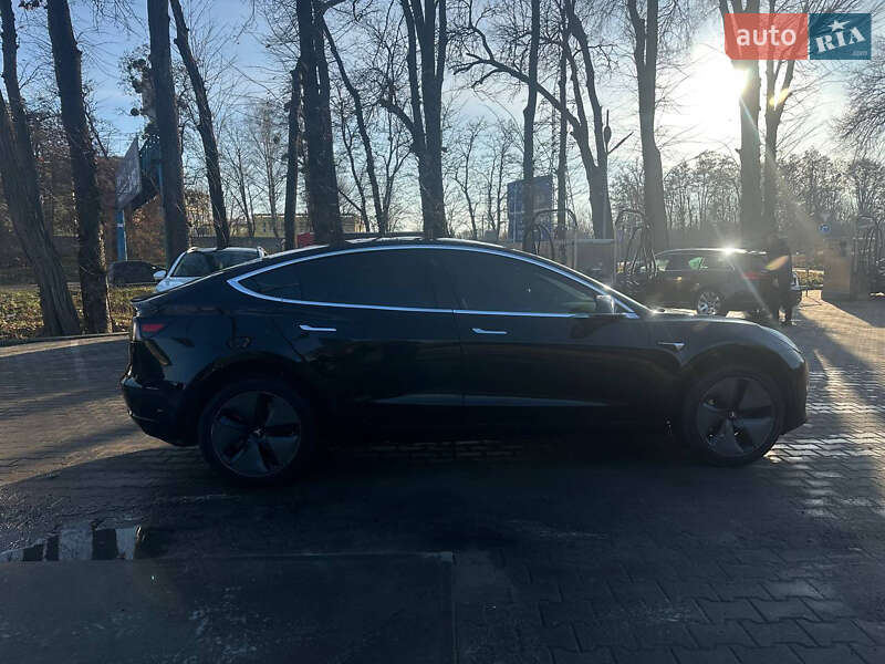 Седан Tesla Model 3 2018 в Львове