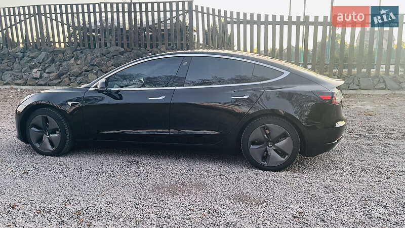 Седан Tesla Model 3 2018 в Львові