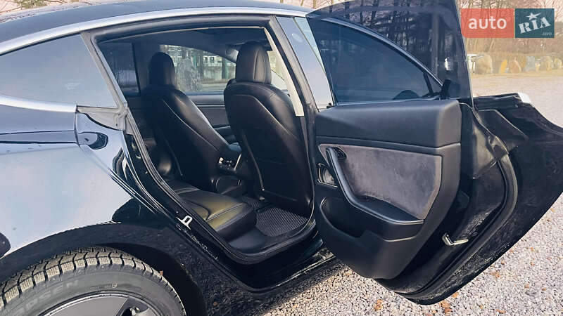 Седан Tesla Model 3 2018 в Львові