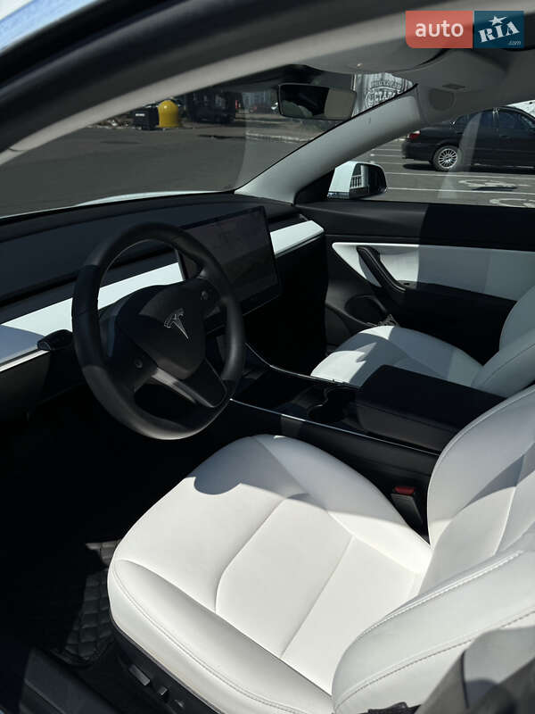 Седан Tesla Model 3 2019 в Черкасах