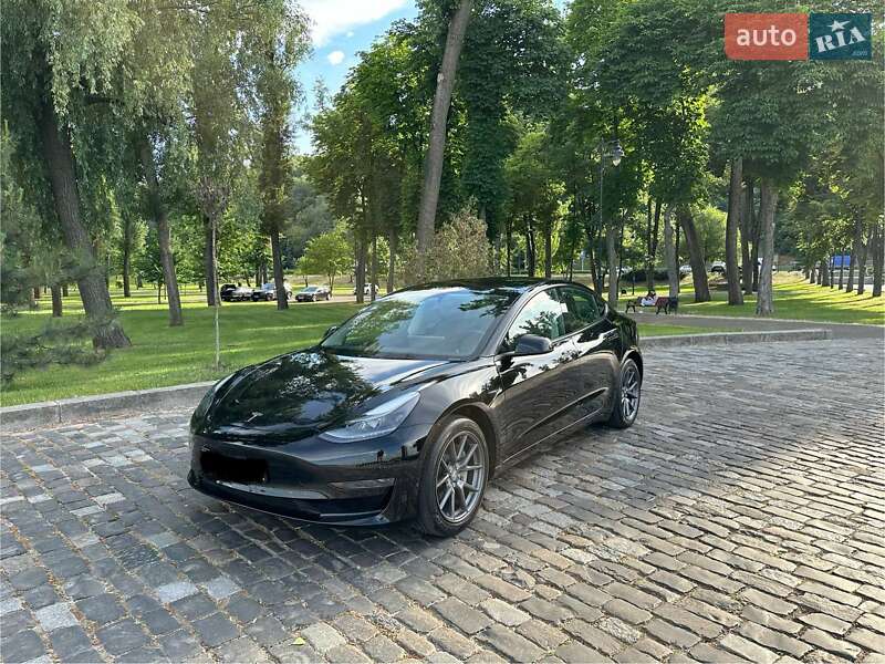 Седан Tesla Model 3 2023 в Києві