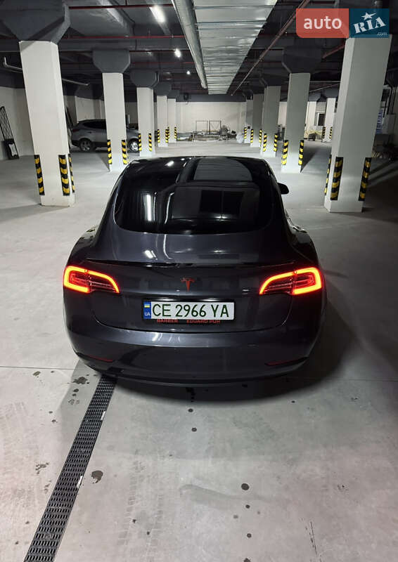 Седан Tesla Model 3 2018 в Чернівцях