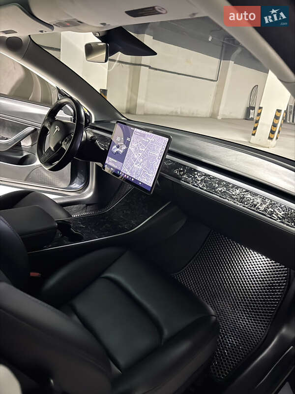 Седан Tesla Model 3 2018 в Чернівцях