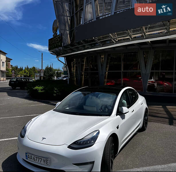 Седан Tesla Model 3 2021 в Киеве