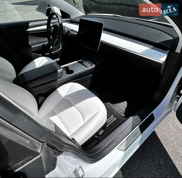 Седан Tesla Model 3 2021 в Киеве