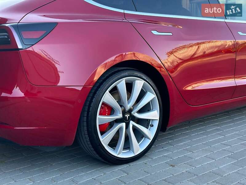 Седан Tesla Model 3 2018 в Шумську