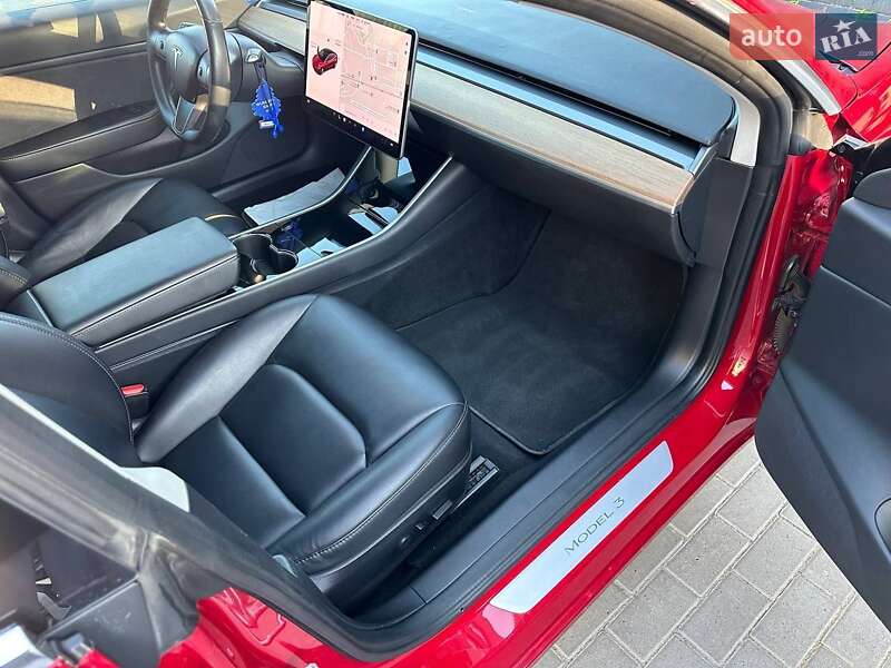 Седан Tesla Model 3 2018 в Шумську