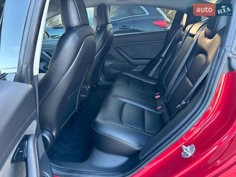 Седан Tesla Model 3 2018 в Шумську