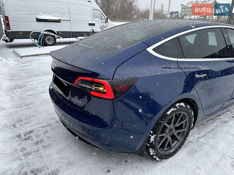 Седан Tesla Model 3 2020 в Львові