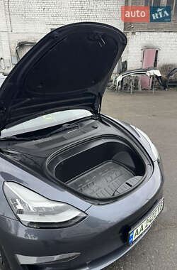 Седан Tesla Model 3 2020 в 