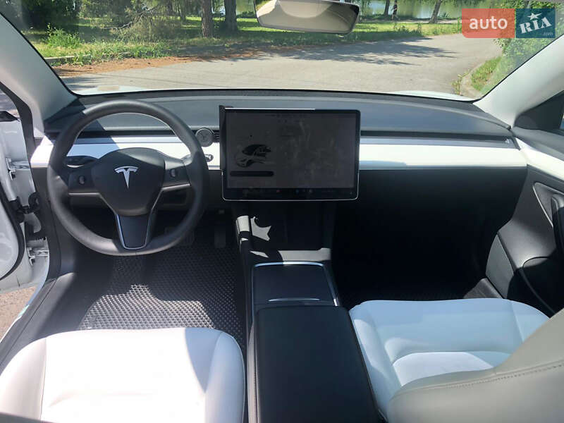 Седан Tesla Model 3 2021 в Рівному
