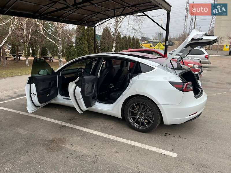 Седан Tesla Model 3 2018 в Киеве