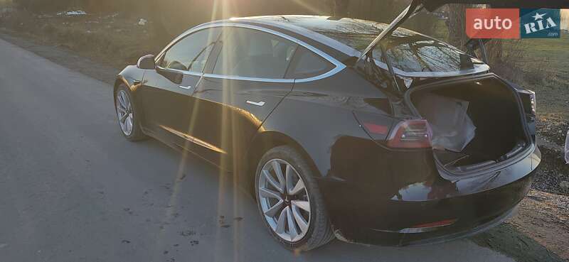 Седан Tesla Model 3 2018 в Львове
