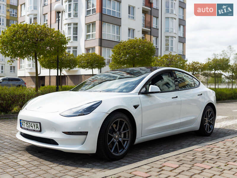 Седан Tesla Model 3 2021 в 