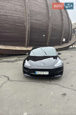 Седан Tesla Model 3 2021 в 