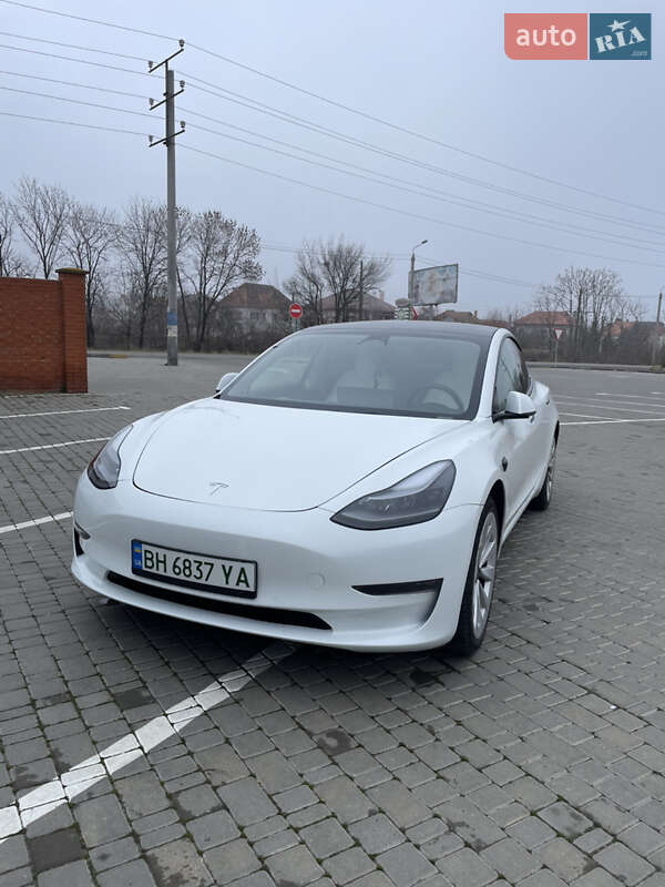 Седан Tesla Model 3 2022 в 