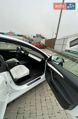 Седан Tesla Model 3 2022 в 