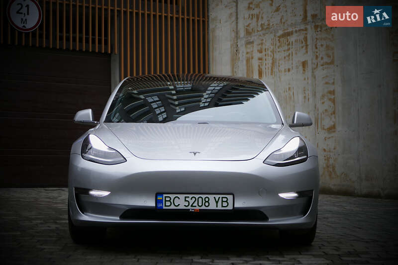 Седан Tesla Model 3 2018 в Львове