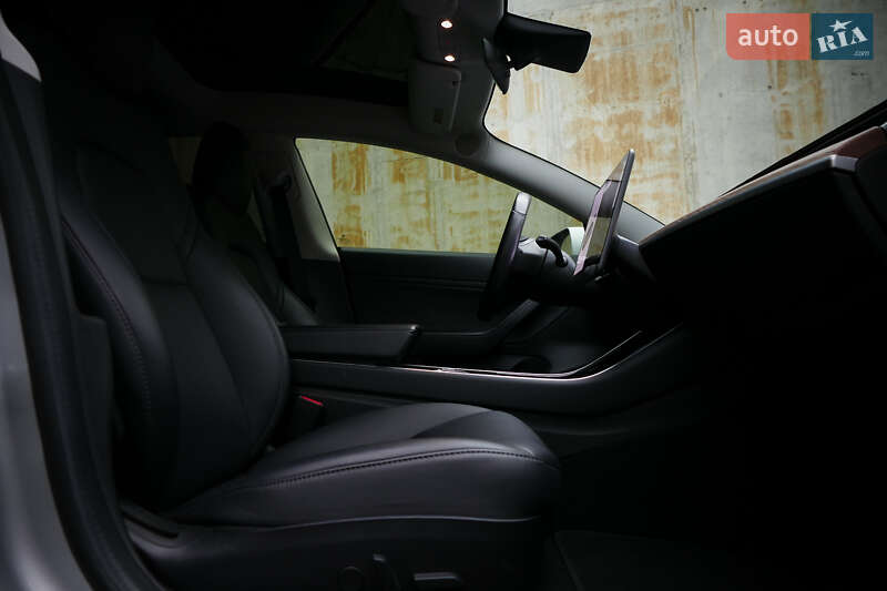 Седан Tesla Model 3 2018 в Львове
