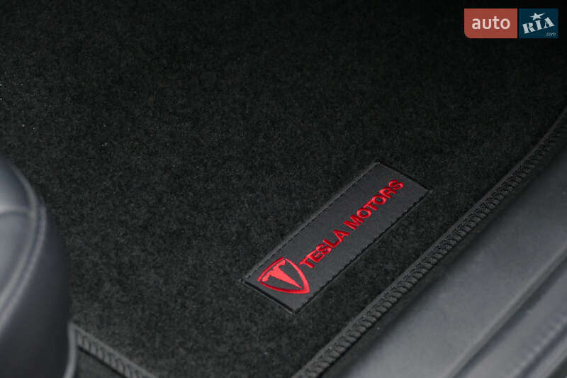 Седан Tesla Model 3 2018 в Львове