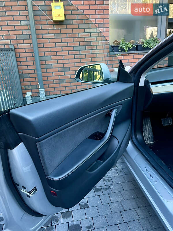 Седан Tesla Model 3 2018 в Львове