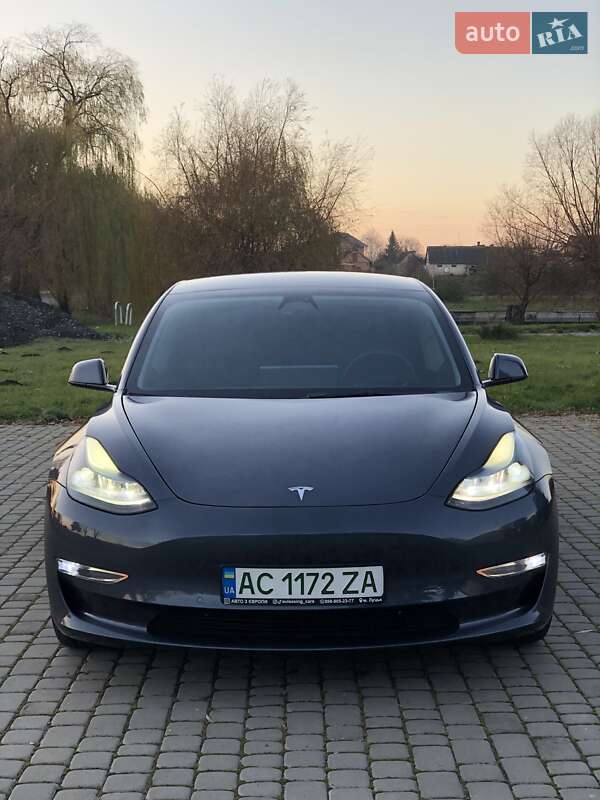 Седан Tesla Model 3 2022 в 