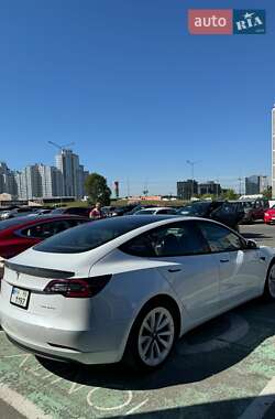 Седан Tesla Model 3 2022 в 