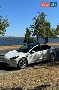 Седан Tesla Model 3 2022 в 