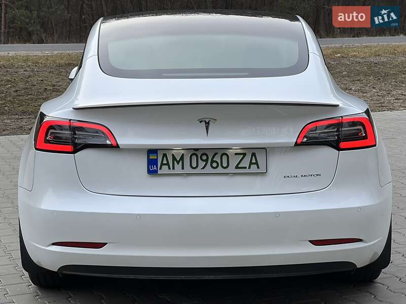 Седан Tesla Model 3 2022 в Коростені
